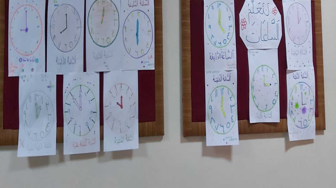 6 A sınıfı öğrencileri derste işledikleri Arapça saatler konusu ile okulumuzun panolarını süslediler.